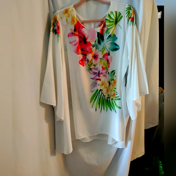 Passport Tops - Passport Floral Print Top Flowey Sleeve Bottom Hemline Size XL NWT.